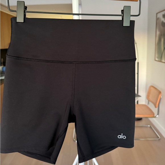 ALO Yoga 5” Airlift Energy Short - Black, Size Medium - Picture 2 of 4